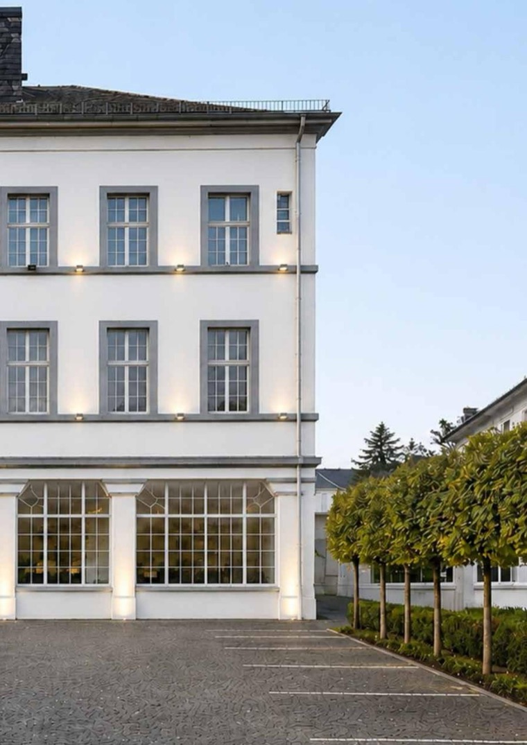 Fabrikgebäude von 1930 mit rhythmisierter Fensterfront