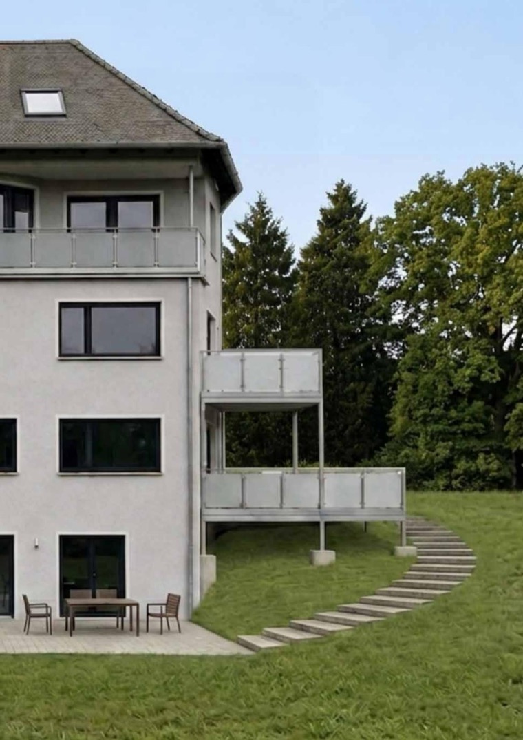 Mehrfamilienhaus von 1970 mit Balkonen zum Garten