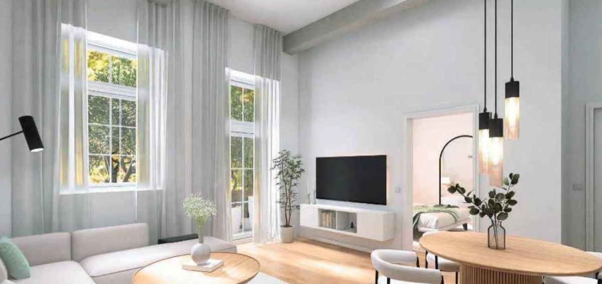 Wohnbereich in der ehemaligen Fabrik — Fensterhöhe und Deckenbalken bleiben erhalten